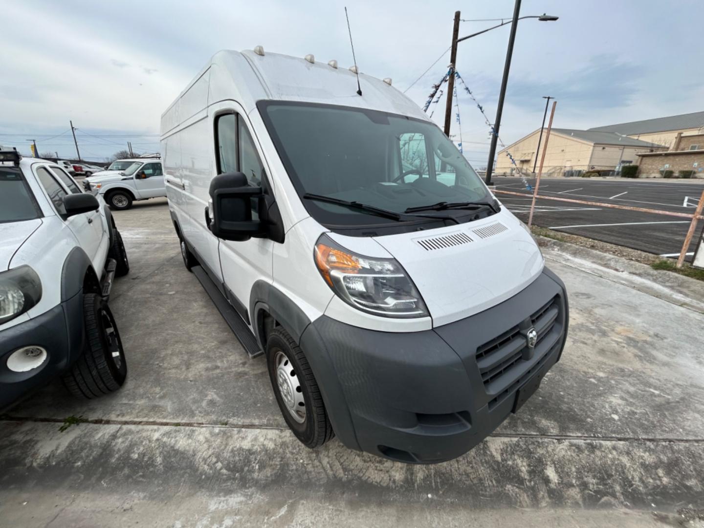 2018 White RAM Promaster 2500 High Roof Tradesman 159-in. WB (3C6TRVDG8JE) with an 3.6L V6 engine, 6A transmission, located at 1687 Business 35 S, New Braunfels, TX, 78130, (830) 625-7159, 29.655487, -98.051491 - Photo#1